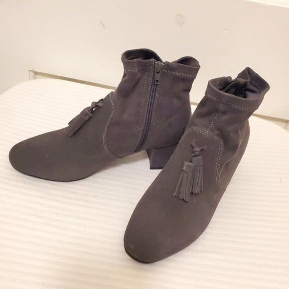 Sporto Gray "Samantha" Suede Side Zip Booties Size 9W, comfy, stylish - Picture 1 of 9